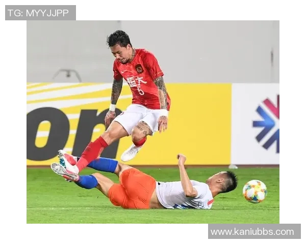 广州恒大与鲁能激战正酣比分悬念迭起引发球迷热议