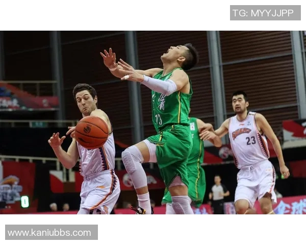 CBA赛场激战广东队对决深圳队决胜时刻谁能笑到最后